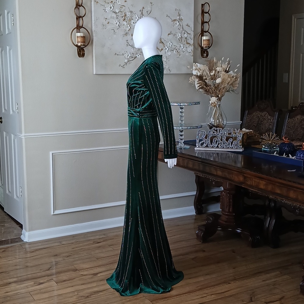 Windsor Elegant Emerald Green Beaded  V-Neck Long Sleeve Evening Gown. Size S - Picture 4 of 17